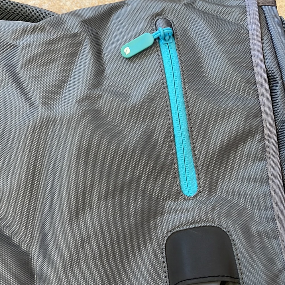 Incase large crossbody - Picture 2 of 8